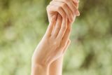 prsti-skrivaju-emocije-depositphotos_21515625-stock-photo-beautiful-woman-hands.jpg